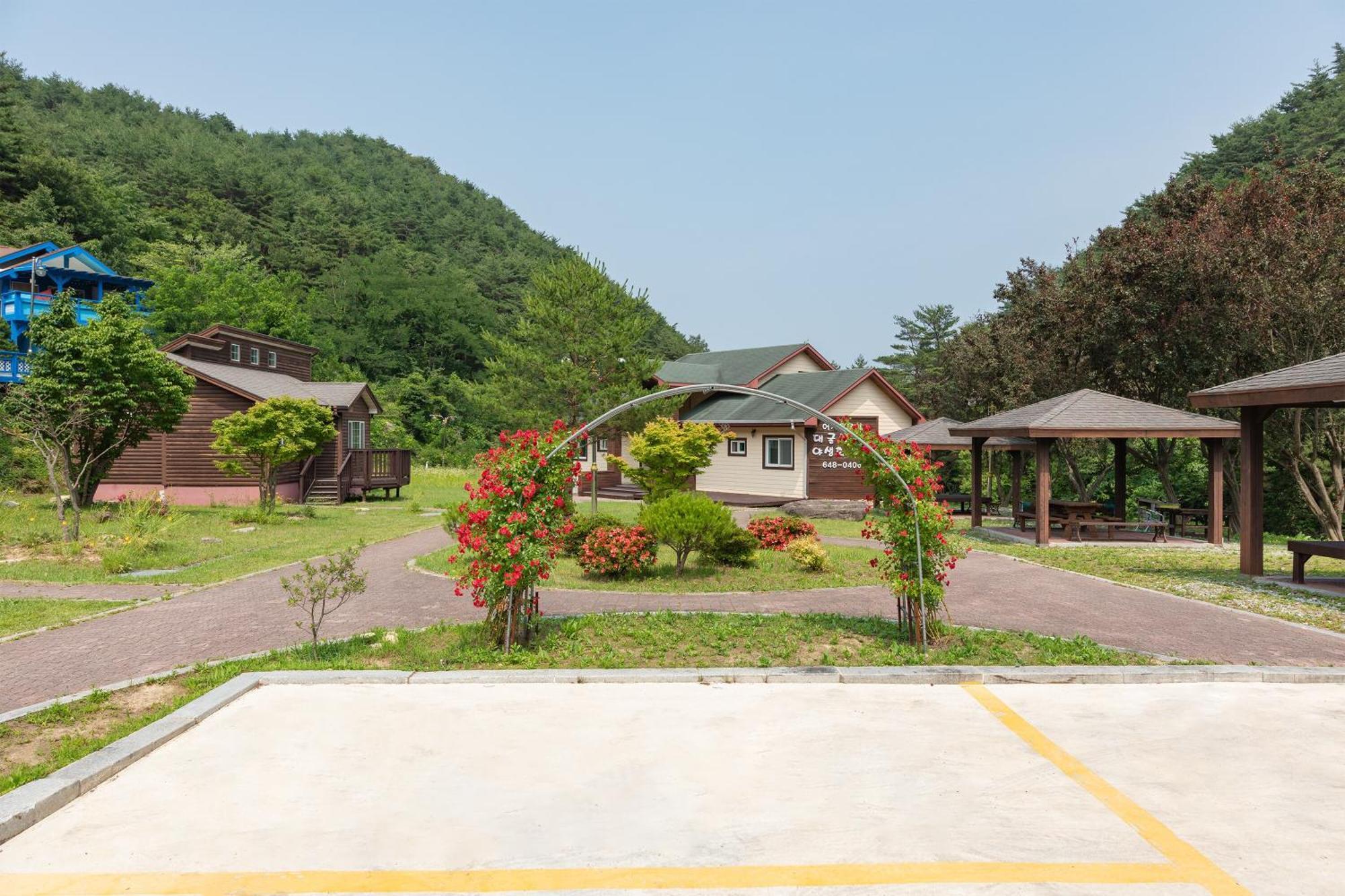 Gangneung Yasaenghwa Maeul Hotel Екстериор снимка